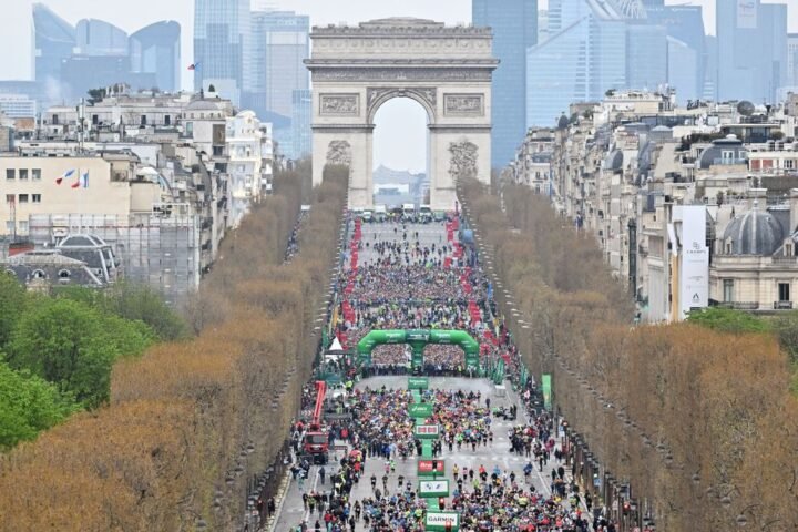 Aerial view of start of Paris Marathon 2023 on the Champs-Elysees with the Arc de Triomphe in the background